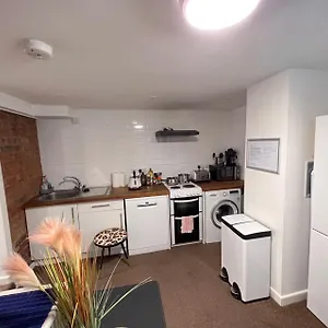 Comfortable Away From Home, Self Catering Flat, Town Centre, Free Parking Apartment